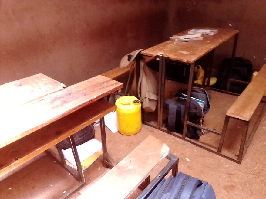 Apoie a Lifespring Parents Network: Doe para equipar salas de aula com carteiras