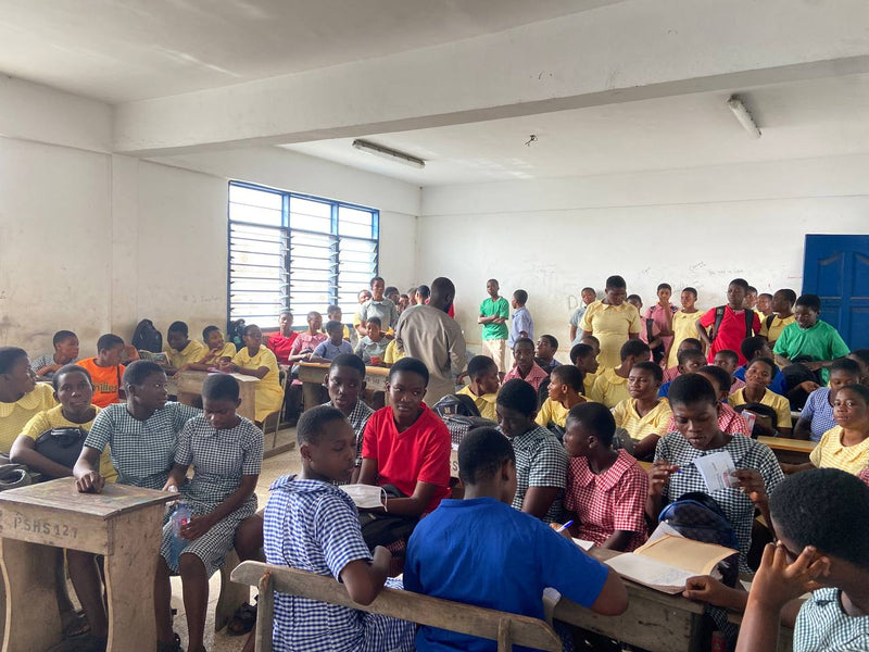 Apoie a Sunflower Age para ajudar a Teshie Presbyterian SHS com 200 mesas duplas