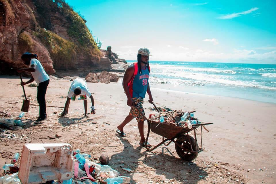 Vamos limpar a praia: apoie nossos voluntários e compre equipamentos